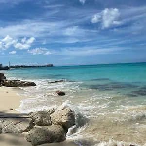 Cozy Townhouse-shared Space- Cash Only Homestay Nassau